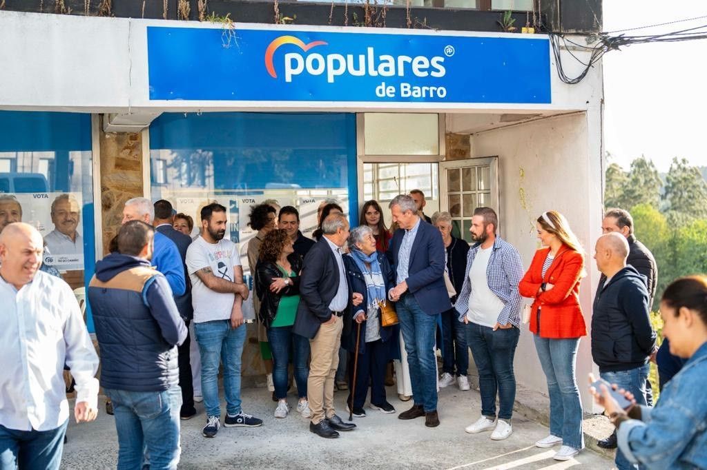 Visita de Alfonso Rueda ao PP de Barro no primeiro día de campaña electoral
