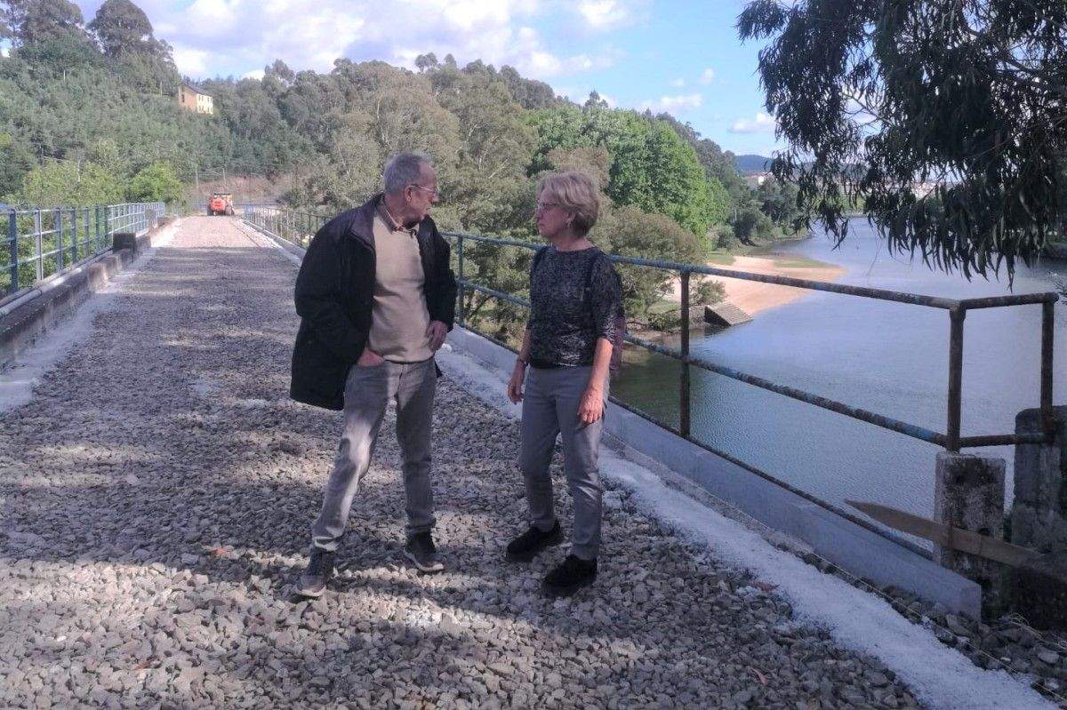 Luisa Lores, candidata de Podemos Pontevedra, na antiga ponte do tren sobre o río Lérez