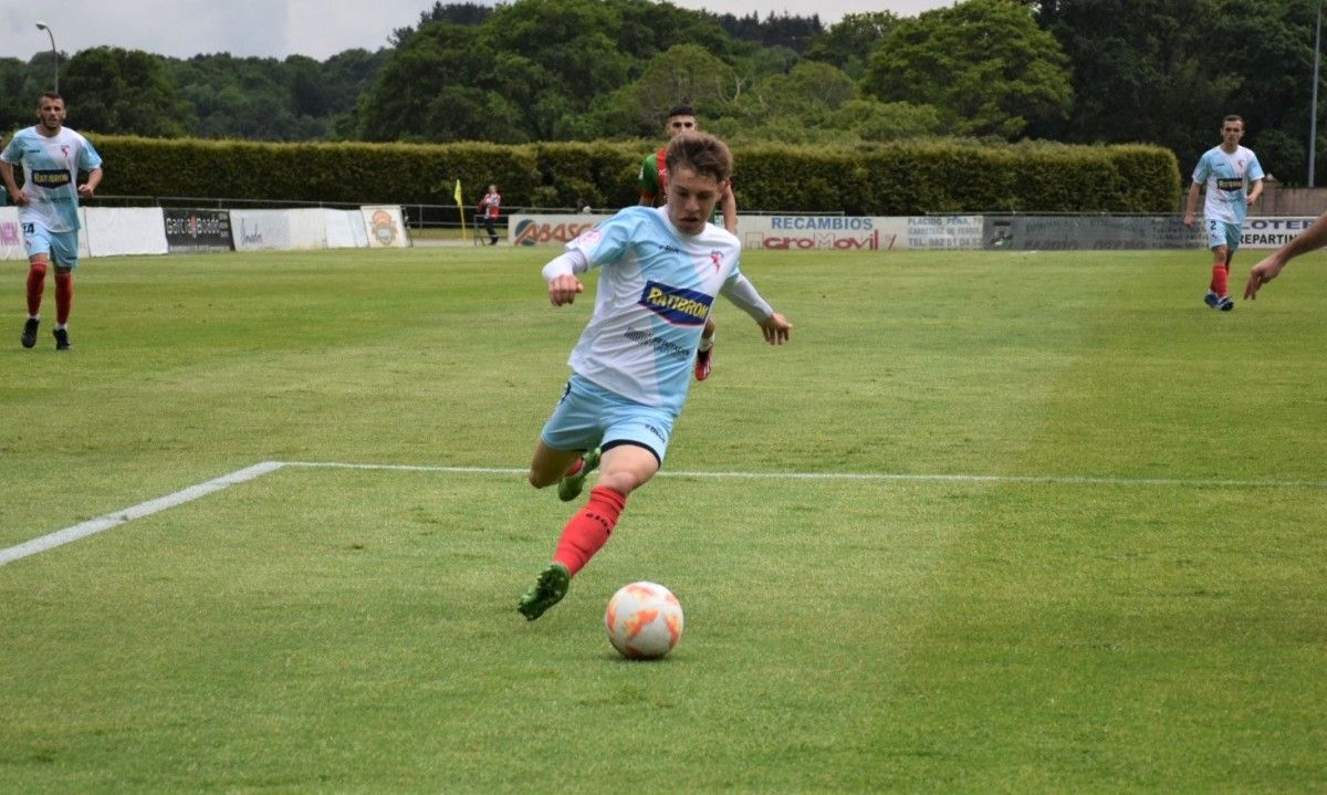 Iñaki Martínez, en el partido de play-off de ascenso entre Racing Villalbés y Arosa