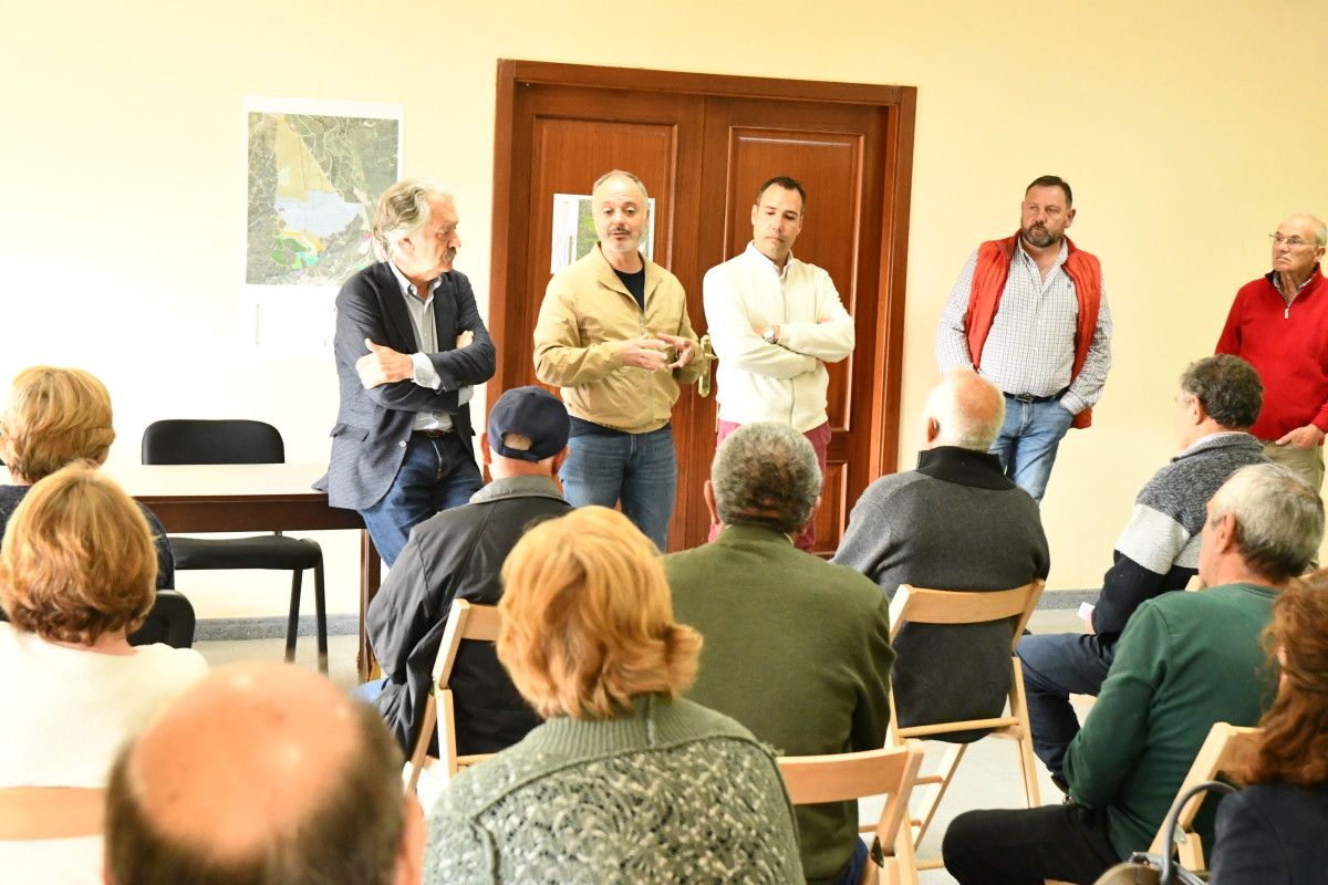 O delegado de Zona Franca acode a unha reunión polo polígono empresarial de Paradela-Carracedo