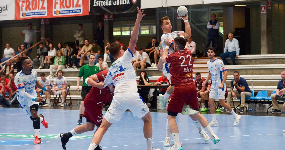Partido de Liga Asobal entre el Cisne y el Atlético Valladolid disputado en el Pabellón Municipal