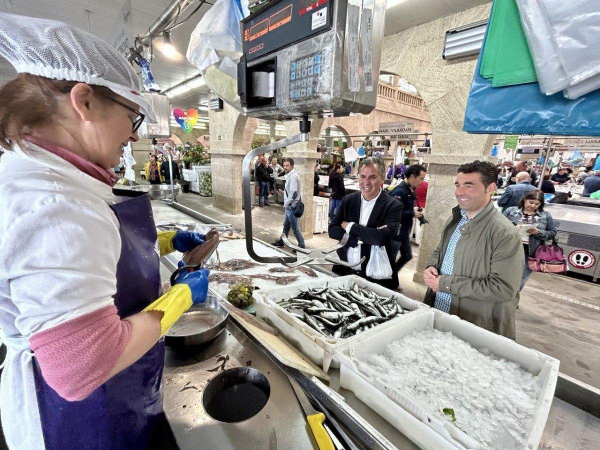 Rafa Domínguez, Pepa Pardo e Luis López de compras no Mercado