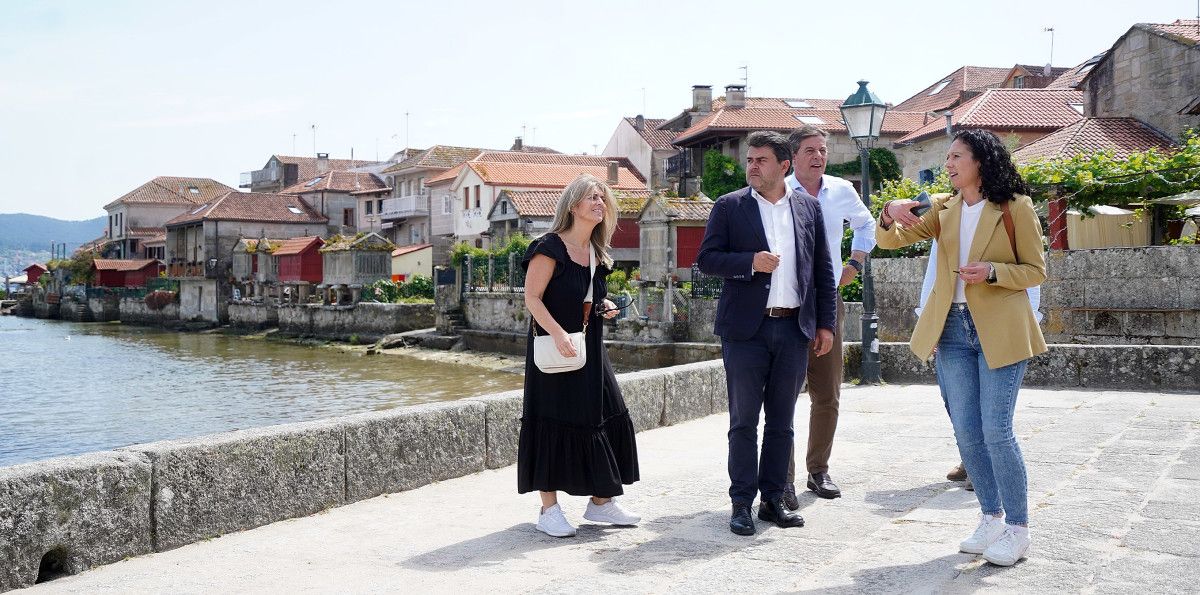 Encuentro de Gómez Besteiro con Gregorio Agís y la candidatura del PSOE en Poio