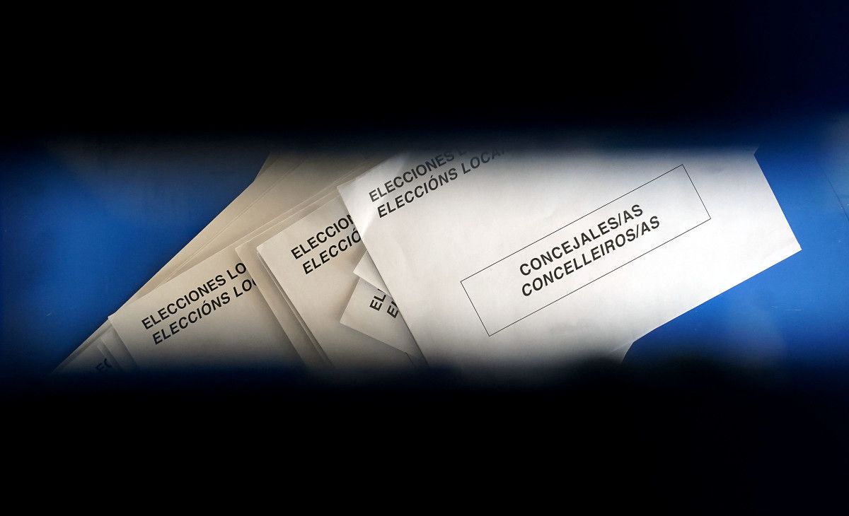 Una urna electoral con sobres en los que introducir la papeleta del voto
