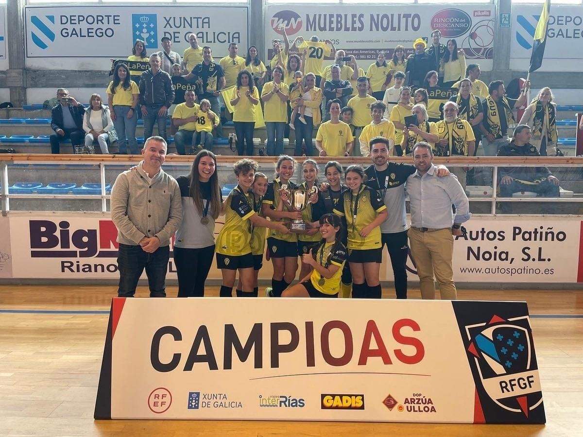 O equipo alevín feminino de La Peña celebra o seu título autonómico