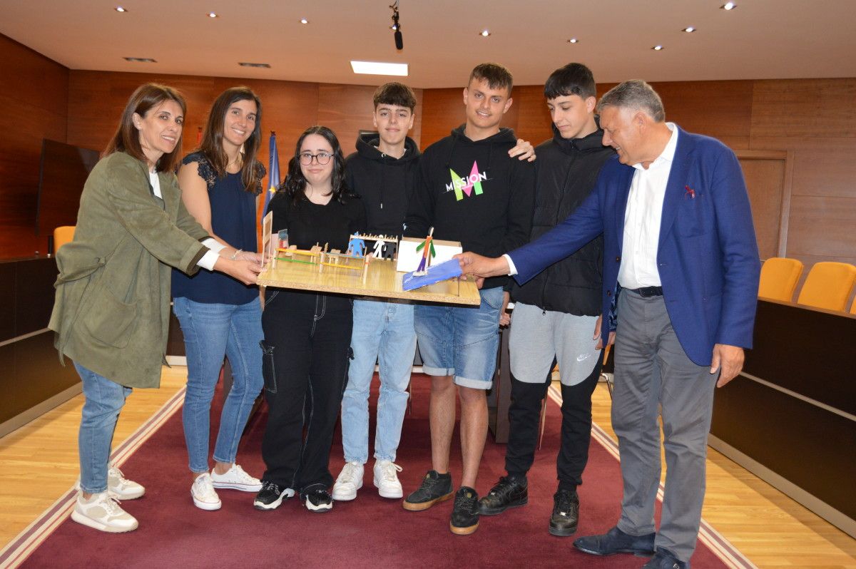 Alumnado do IES de Vilalonga presentando o proxecto "Sport waves"