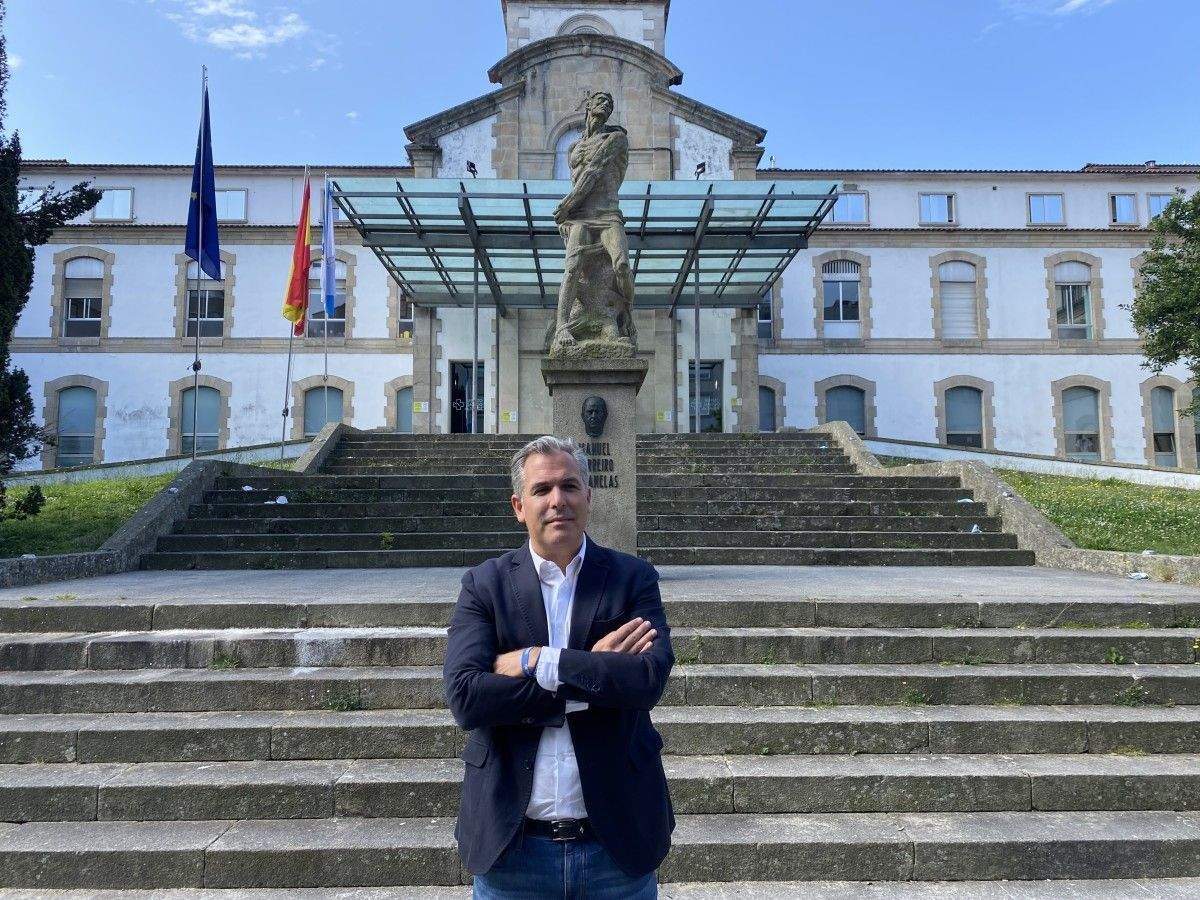 Rafa Dominguez, diante do Hospital Provincial 