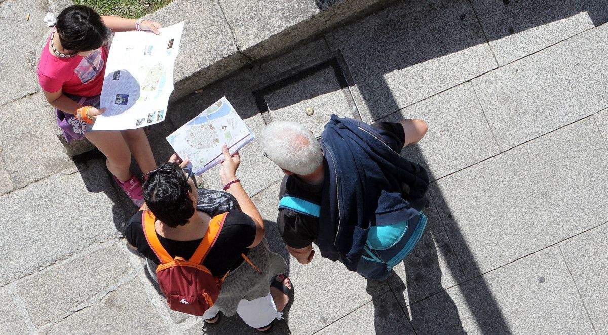 Turistas mirando un mapa na cidade