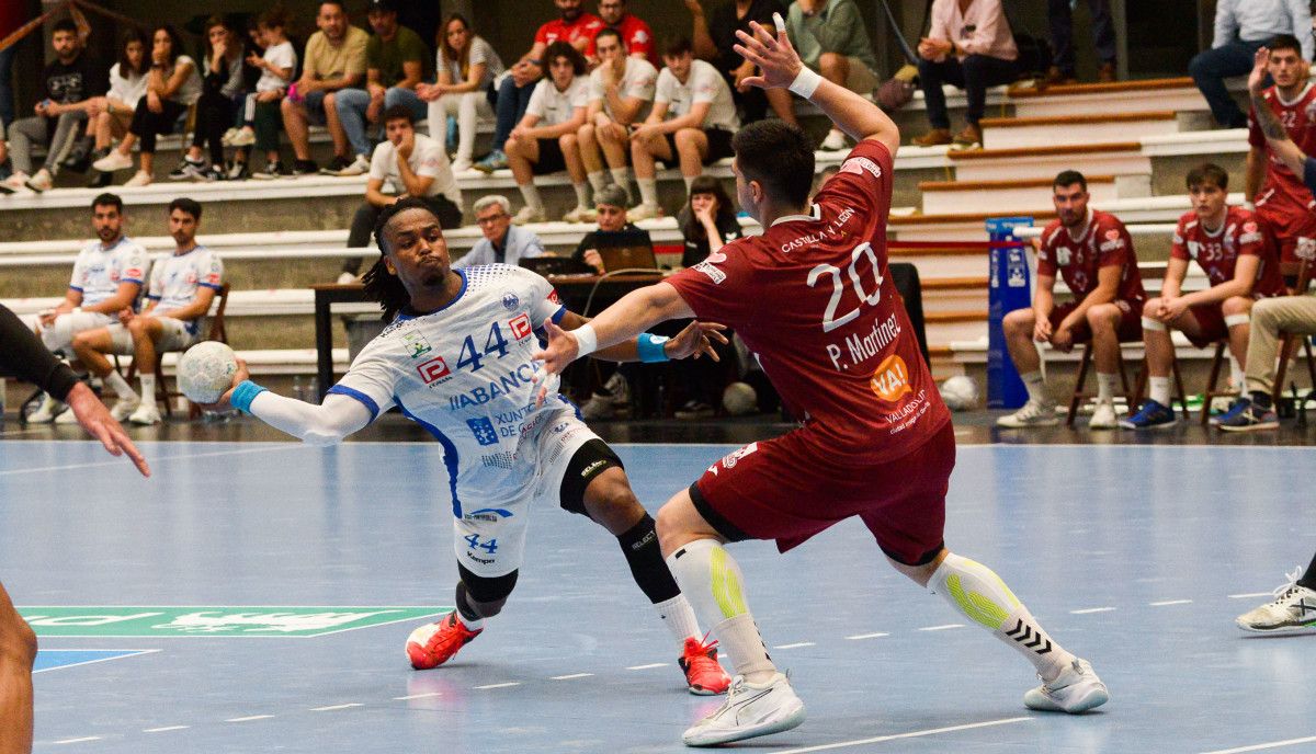 Gualther Furtado, en el partido de Liga Asobal entre el Cisne y el Atlético Valladolid disputado en el Pabellón Municipal