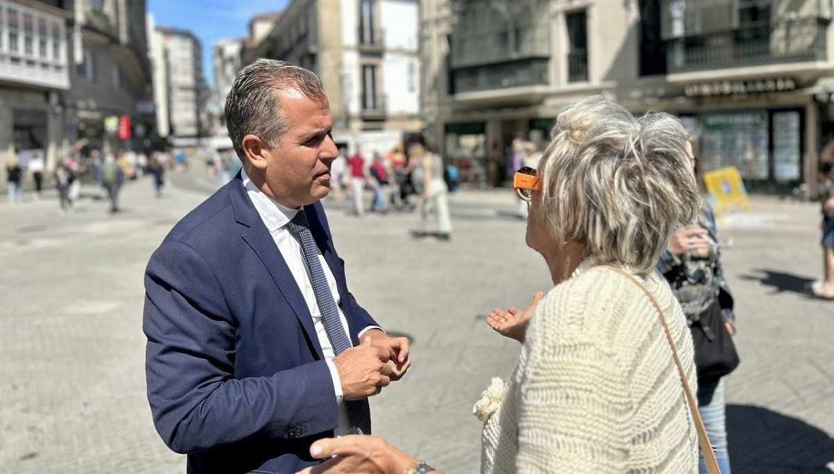 Rafa Domínguez visita la carpa del PP en la Praza da Peregrina