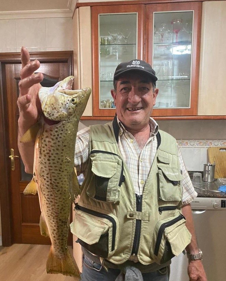 Manuel Barros con la trucha de más de dos kilos que pescó