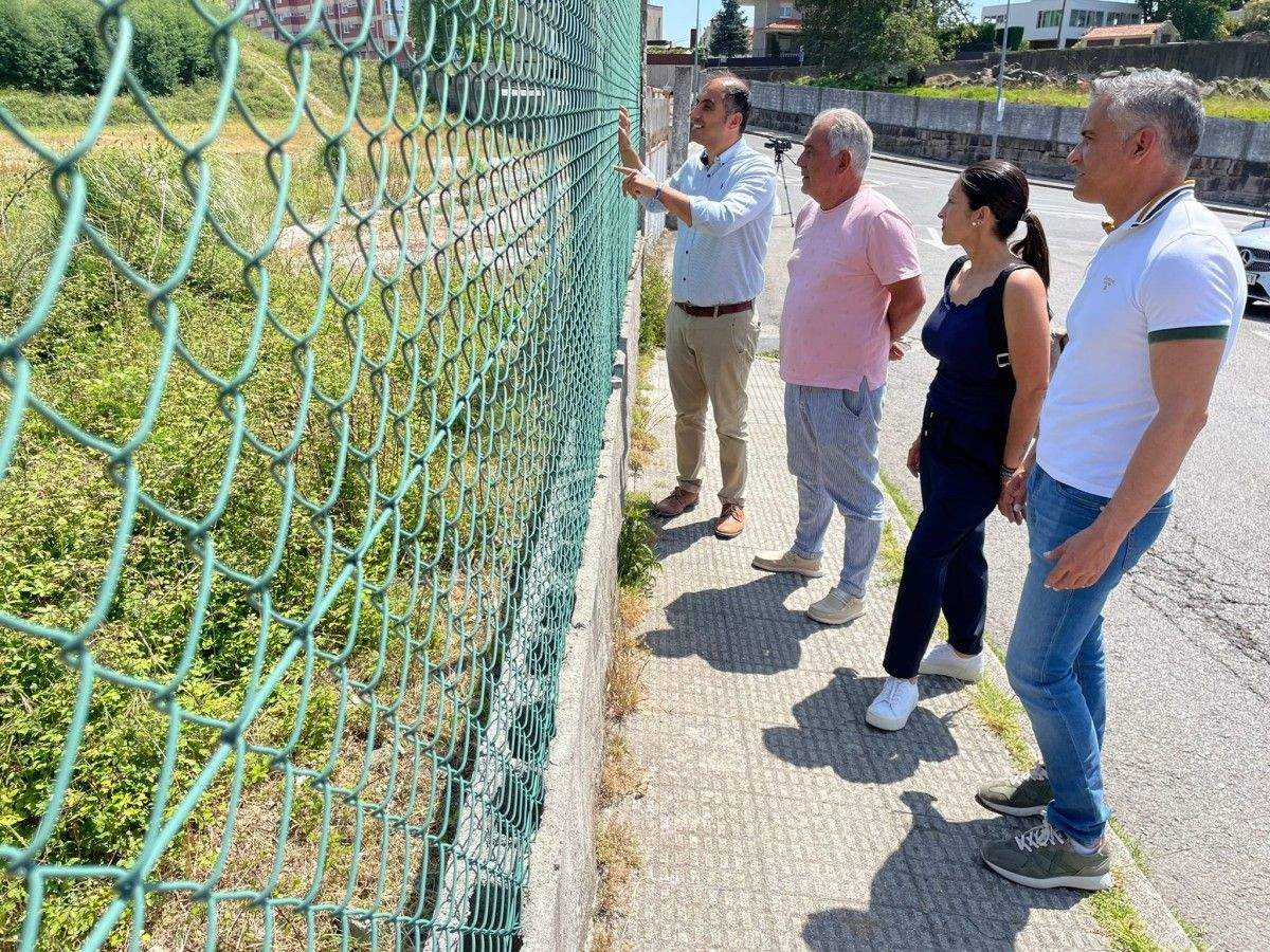 El candidato del PP a la alcaldía de Poio, Ángel Moldes, visita la finca de Coca-Cola con integrantes de su lista