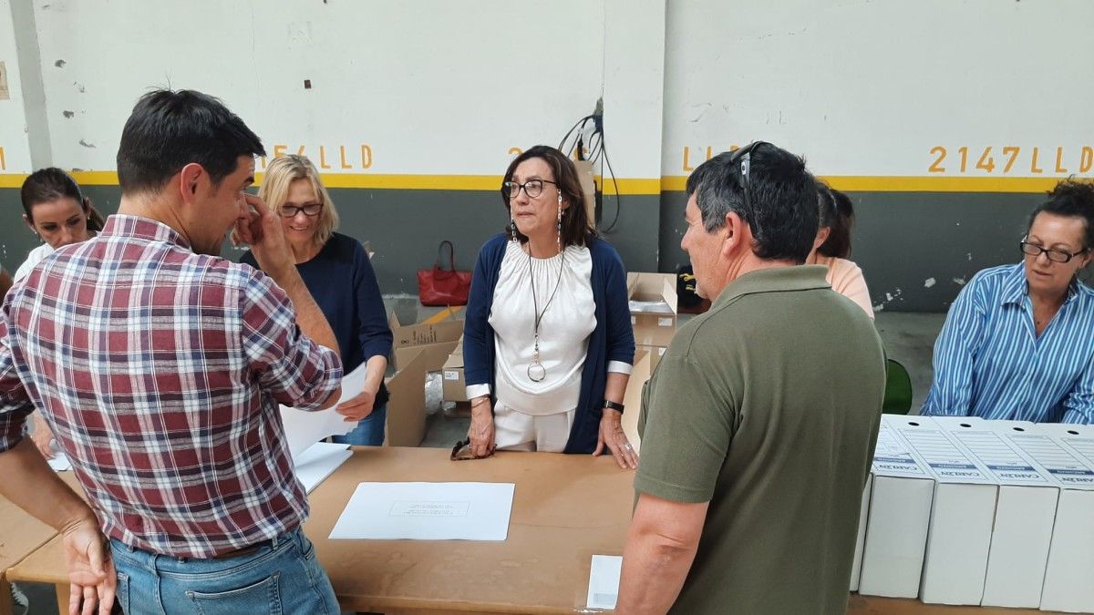 La subdelegada del Gobierno, Maica Larriba, visita el almacén de material electoral de la Xunqueira de O Vao