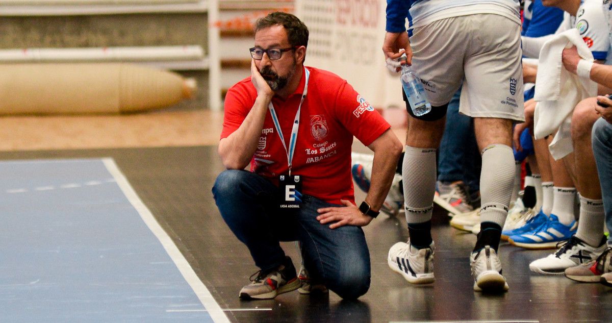 Javier Márquez, en el derbi de la Liga Asobal entre Cisne y Cangas en el Pabellón Municipal