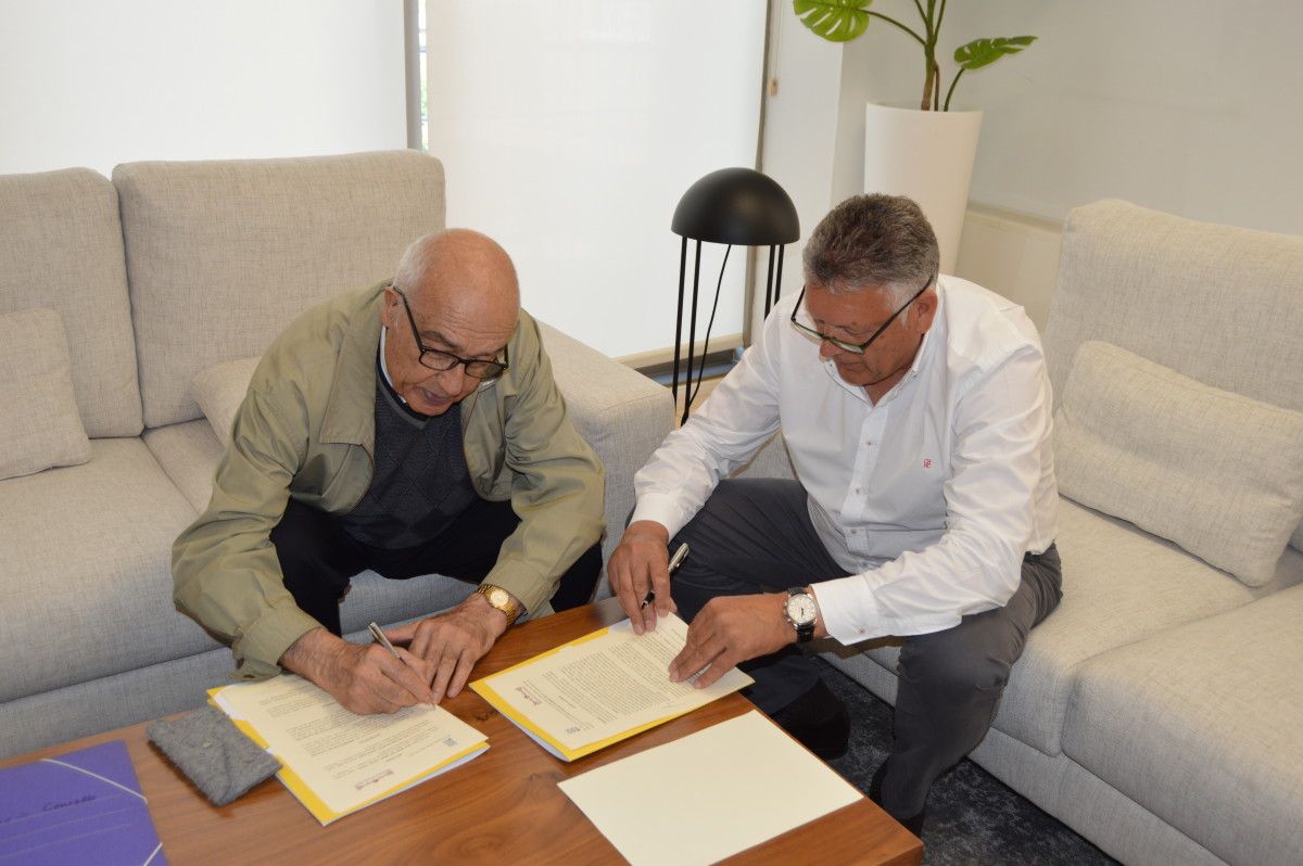 Sinatura do convenio de cesión do uso do campo das festas de Dorrón