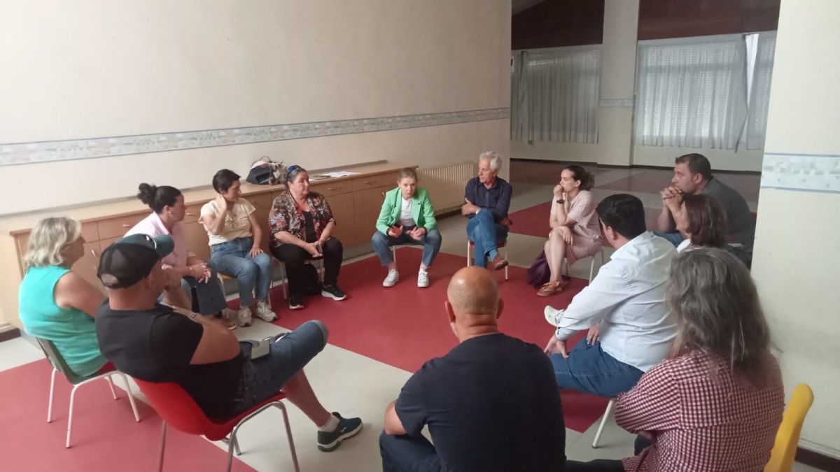 Marga Caldas reúnese con colectivos sociais de Campelo para buscar novos usos para a vella guardería