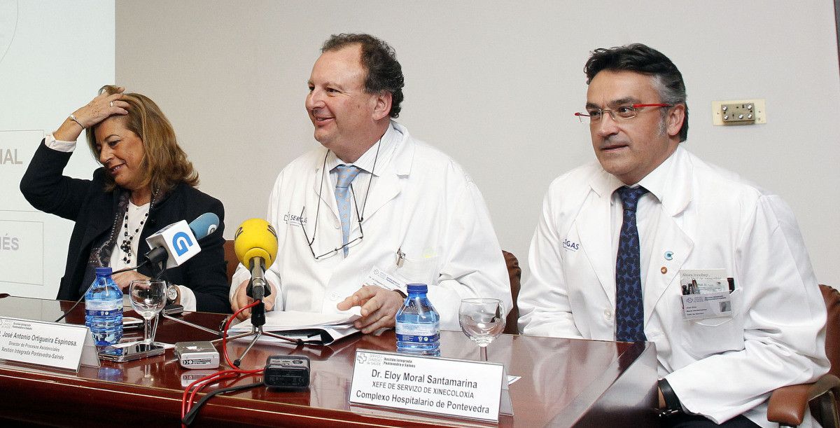 Eloy Moral Santamarina, jefe de Ginecología y Obstetricia del Complexo Hospitalario (a la derecha de la imagen)