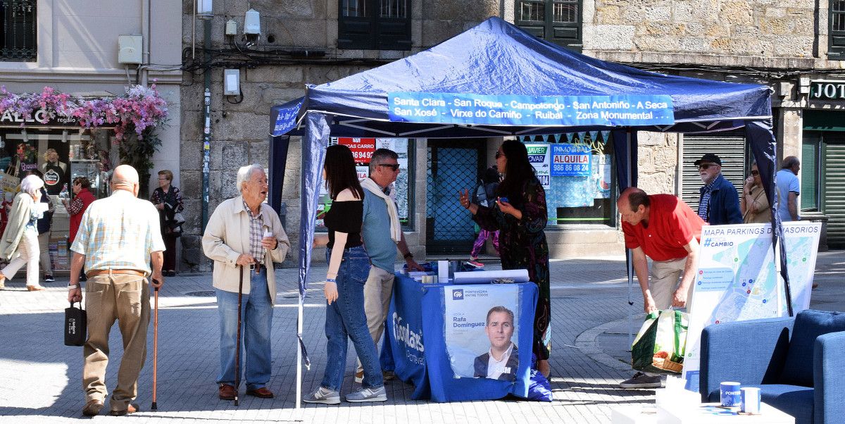 Carpa del PP anunciando el mitin de cierre de campaña
