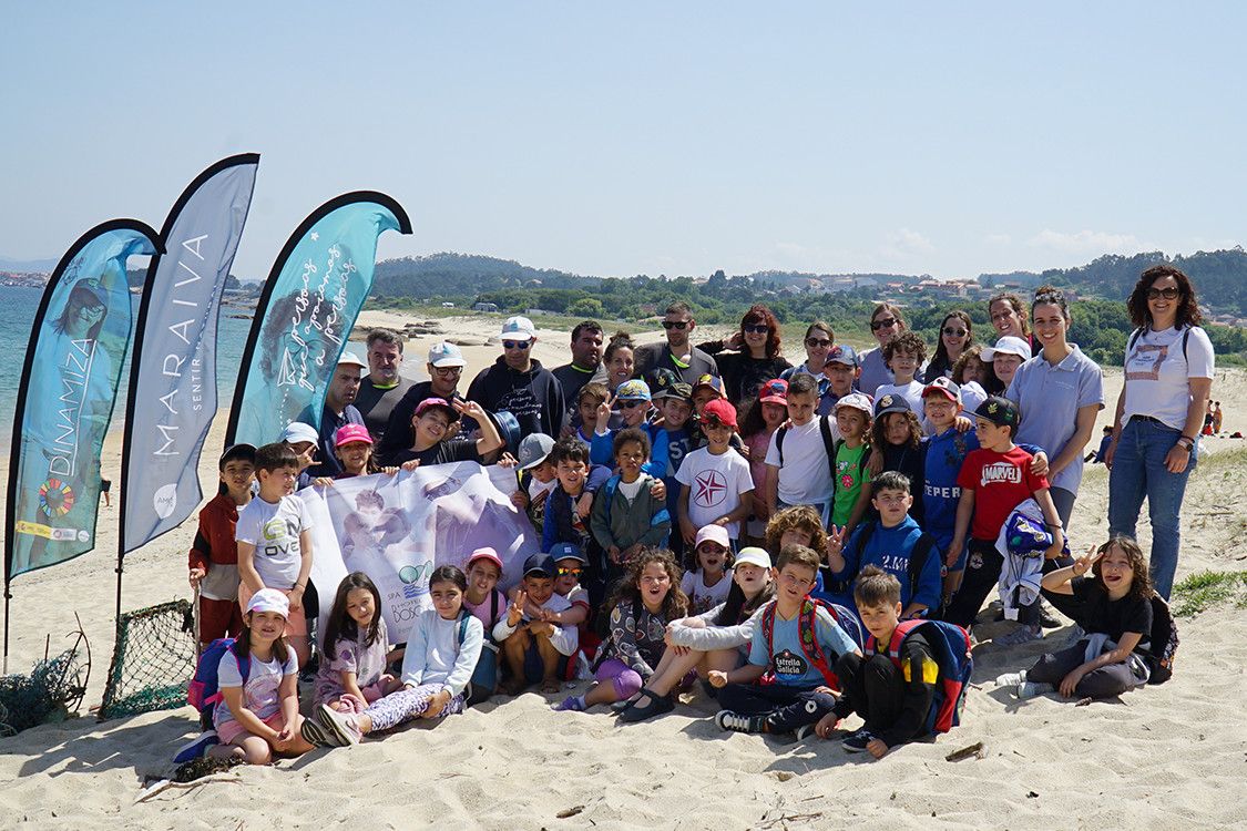 Acción ambiental da Asociación Amicos na praia de Mexilloeira, no Grove