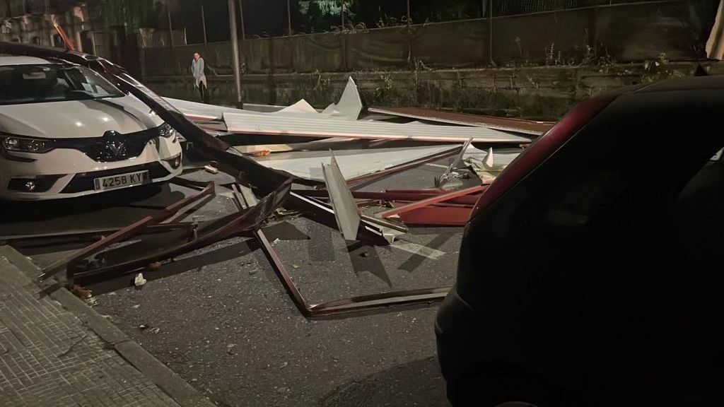 O vento desprende as chapas dun tellado cortando a estrada de Laxoso