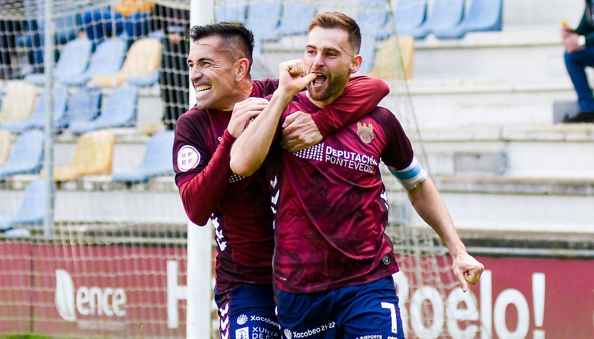Álex González, en el partido de Primera RFEF entre Pontevedra CF y Linares en Pasarón