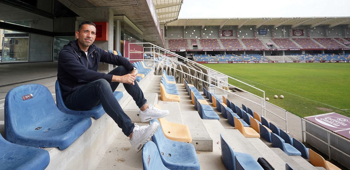 Charles, no Estadio Municipal de Pasarón dous días despois da súa retirada como futbolista