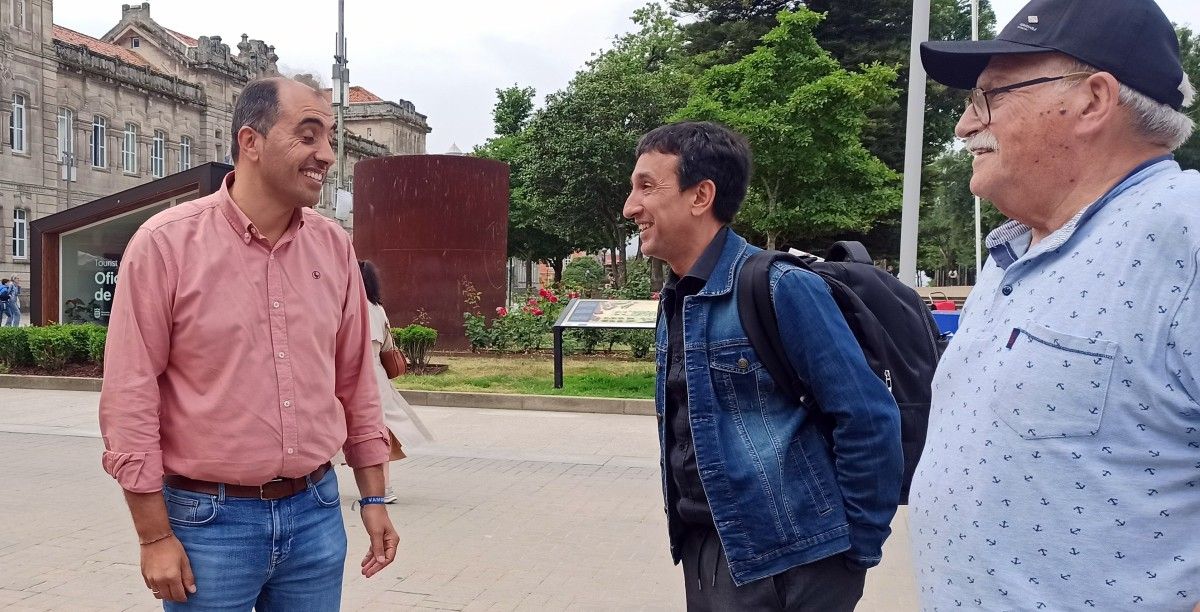 Ángel Moldes recibe felicitaciones por los resultados electorales que le permitirán ocupar la alcaldía de Poio con mayoría absoluta