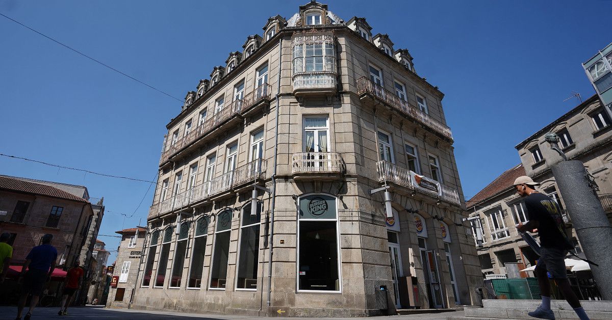 Sede do Casino Mercantil de Pontevedra na praza de Curros Enríquez