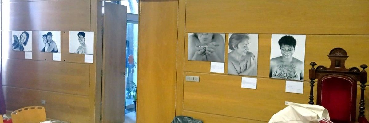 Imaxes da mostra 'Namórate de ti' no salón de plenos de Cambados