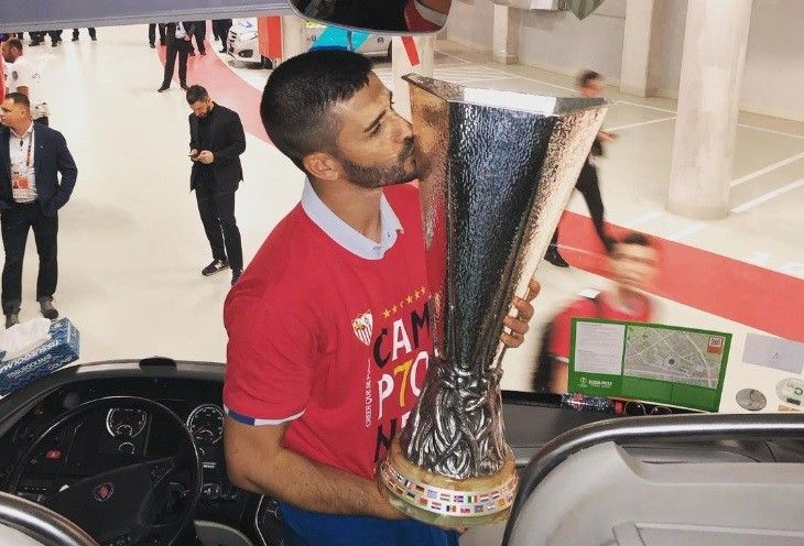 Fran Rico, con el trofeo de campeón de la Europa League con el Sevilla