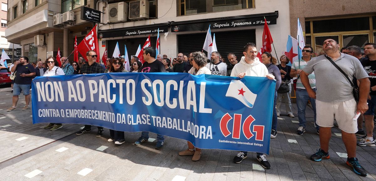 Concentración da CIG diante da sede de AEMPE