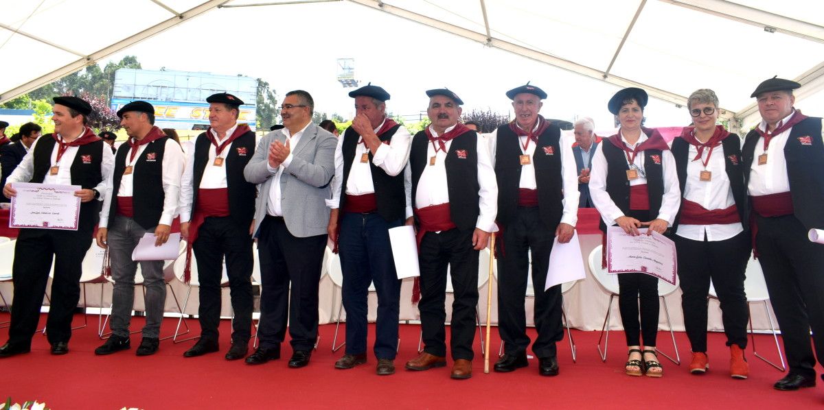 Los valedores de la 50 edición de la Festa do Viño Tinto do Salnés con el alcalde David Castro