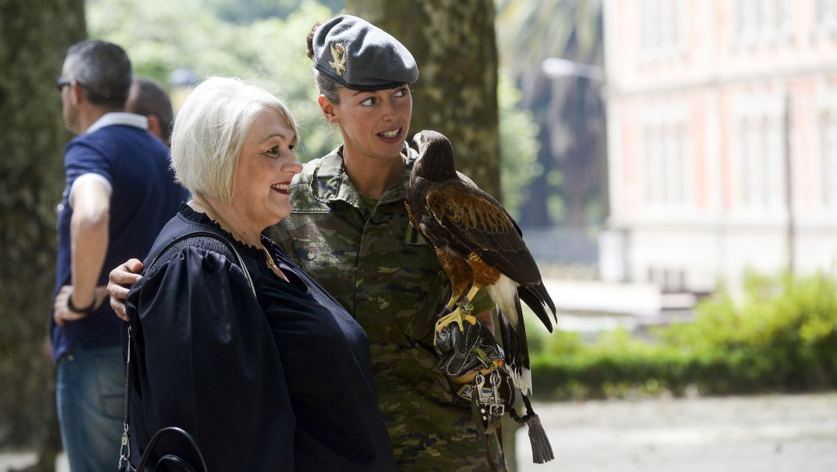 Una militar de la Brilat en la muestra de la Alameda porta el ave rapaz, icono de la brigada
