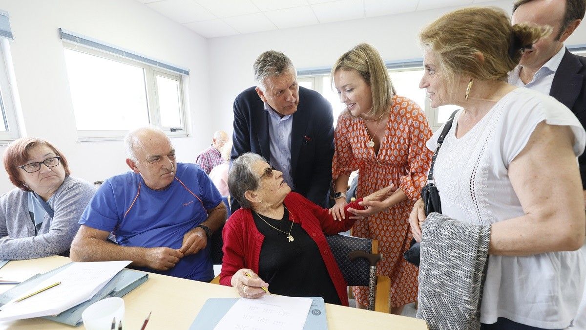 Telmo Martín e Fabiola García na súa visita ao centro de día de Sanxenxo