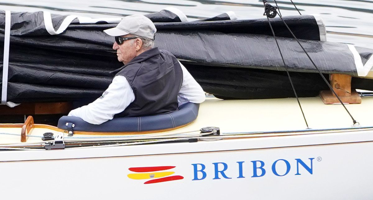 O rei emérito, a bordo do Bribón en Sanxenxo