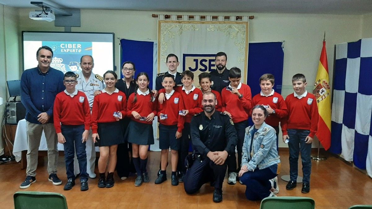 Entrega de carnés de ciberexperto a 9 estudiantes de 6º de Primaria del colegio Juan Sebastián Elcano