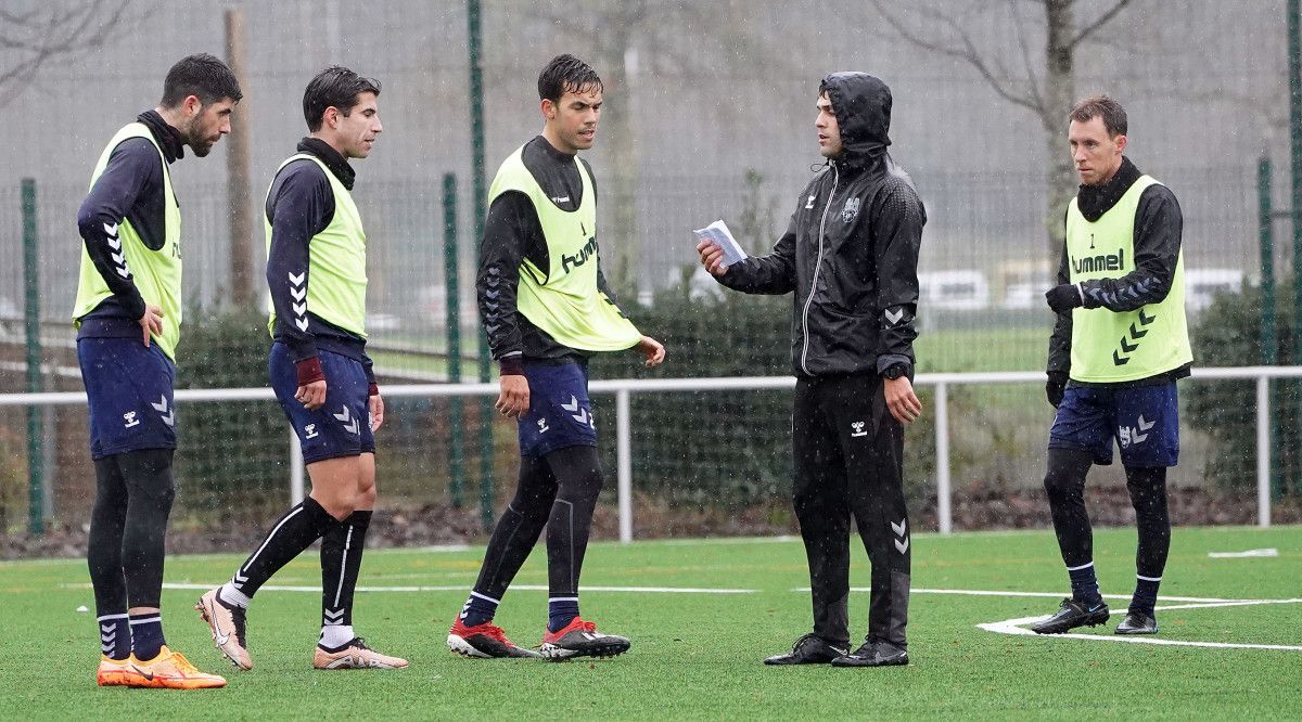Sergio Moreira y Álex Salgado dirigen el primer entrenamiento del Pontevedra tras el cese de Antonio Fernández
