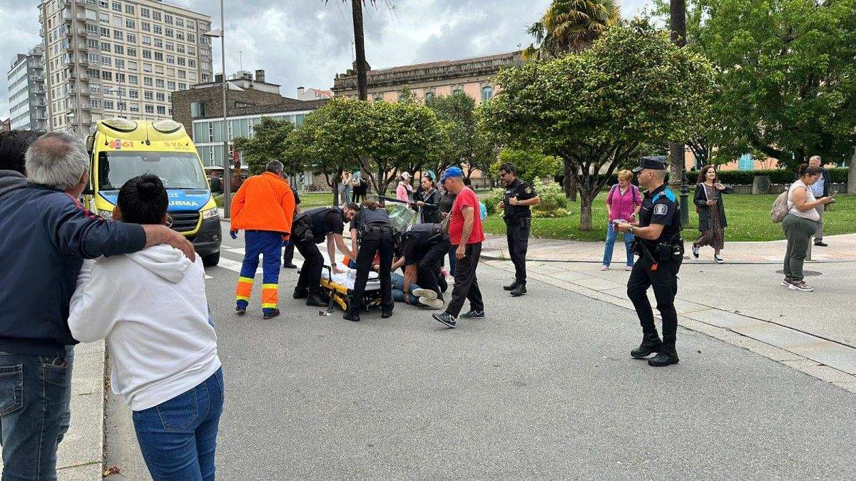 Sanitarios y policía asisten al conductor del patinete eléctrico