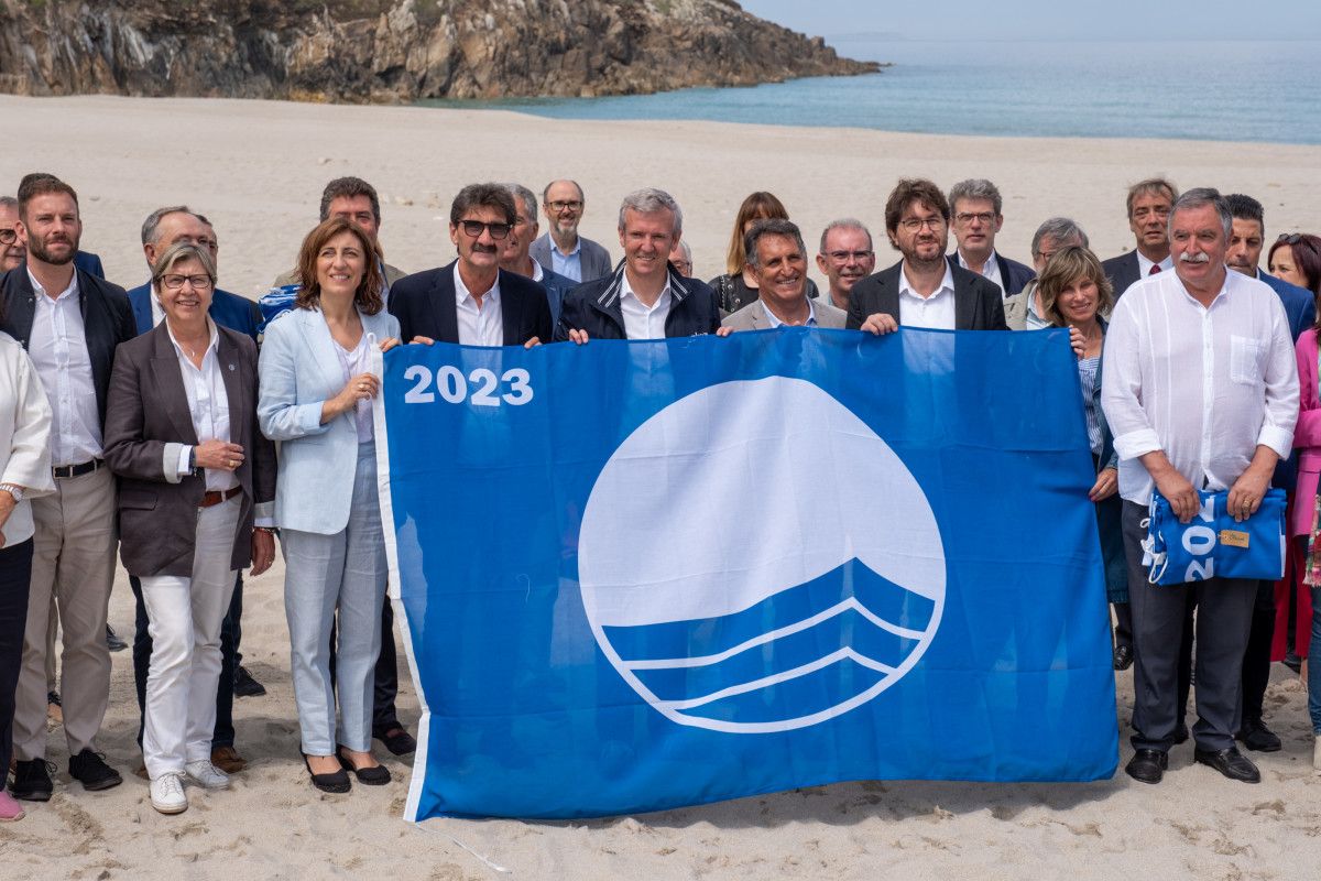 Alfonso Rueda, presidente de la Xunta, en la entrega de banderas azules en Arteixo