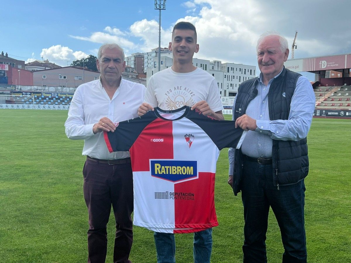 Presentación de Diego Enjamio como jugador del Arosa