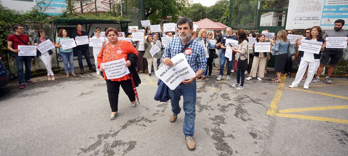 Dina Porral, de la CIG, y Ramón Vidal, de UGT, en la protesta en el Avelino Montero