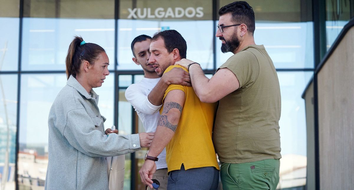 Carlos Carballa e Adrián Ligero, acompañados por familiares e amigos ás portas dos xulgados	