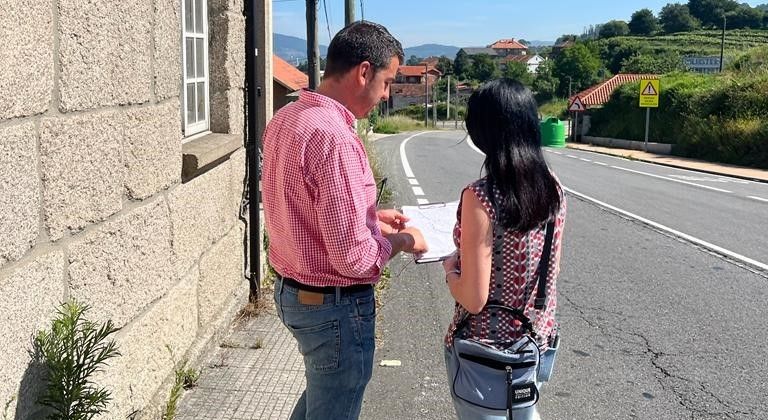 Pablo Novas, concelleiro de Medio Rural en Marín, recorre un tramo de la PO-313 en la que se ejecutarán obras de saneamiento