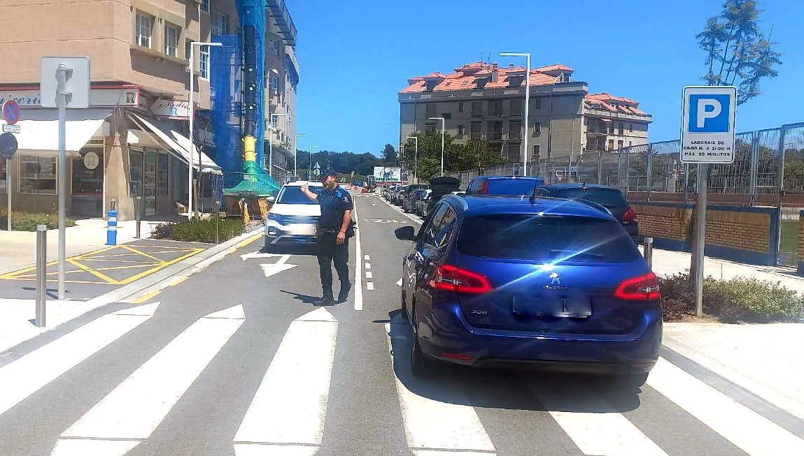 Auxiliar de la Policía Local regula el tráfico en Sanxenxo