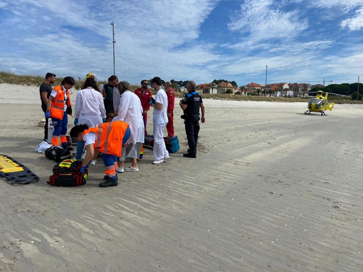 Unha muller sufriu un paro cardíaco cando se bañaba na praia de Baltar