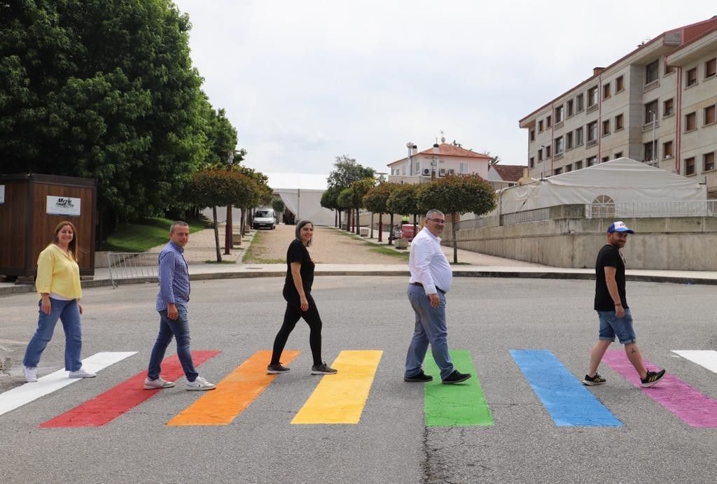 Inauguración do paso de peóns multicolor en Ribadumia