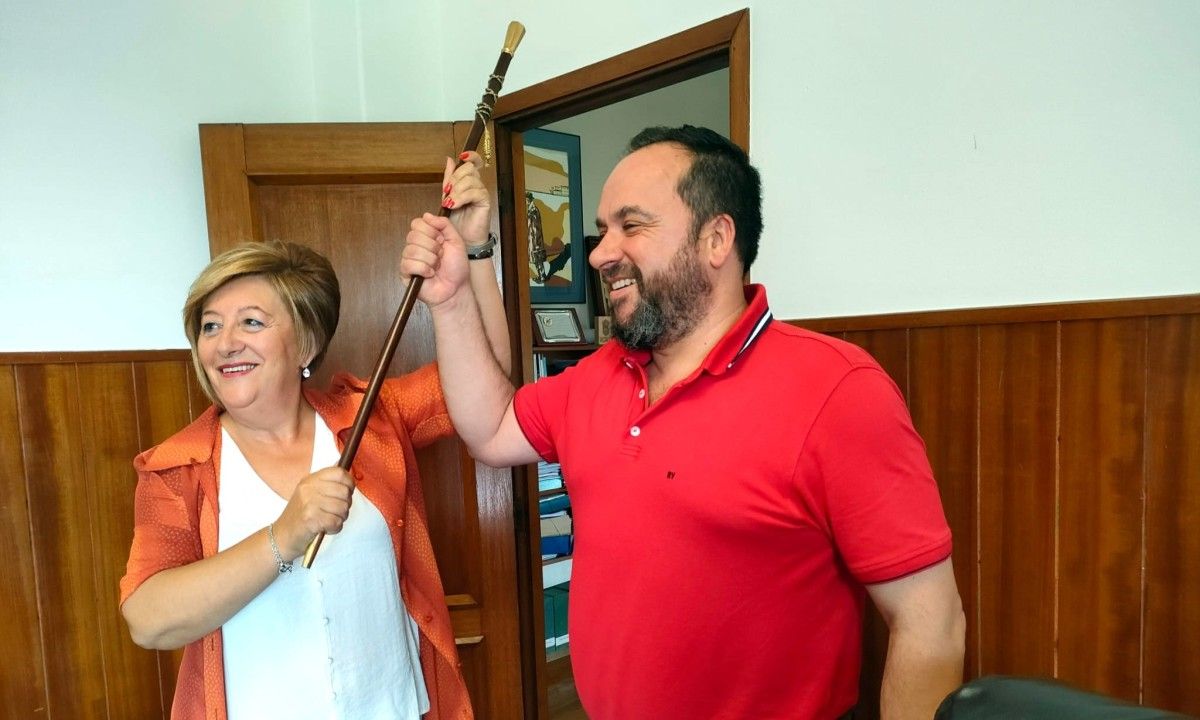 César Poza con el bastón de mando