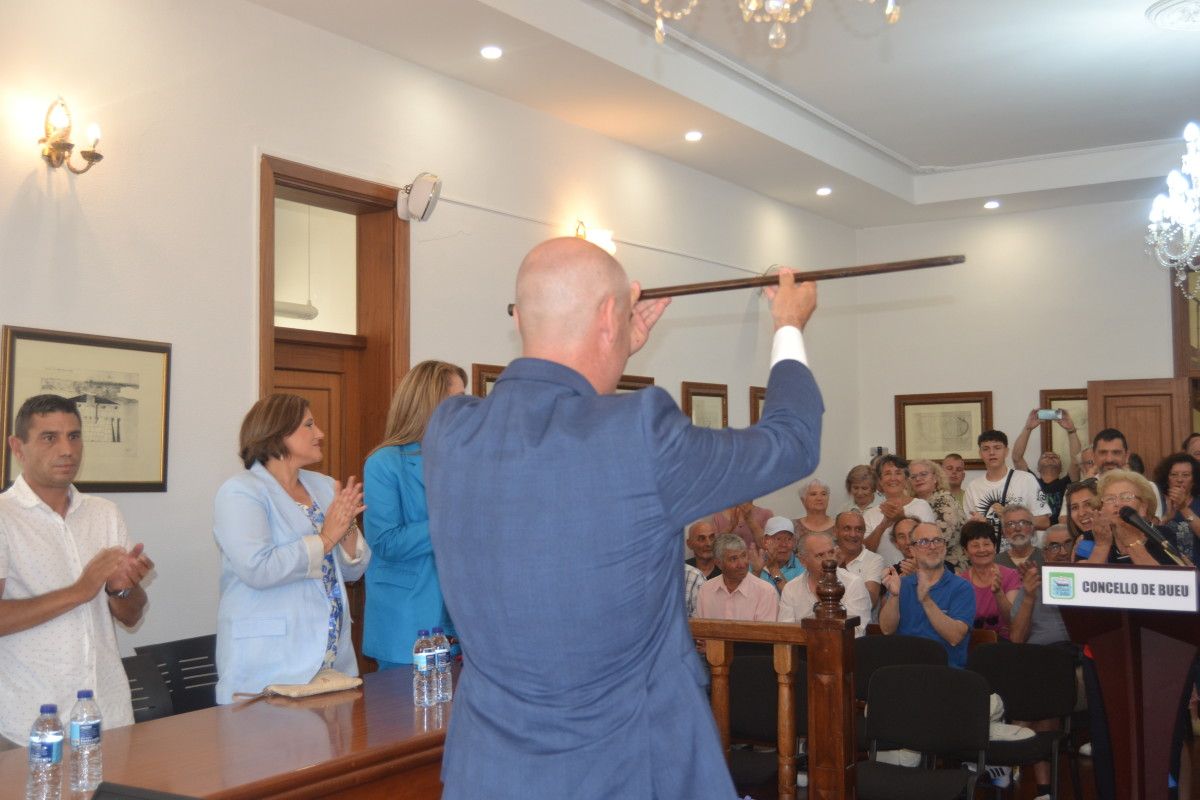 Félix Juncal muestra el bastón de mando ante el público asistente al pleno