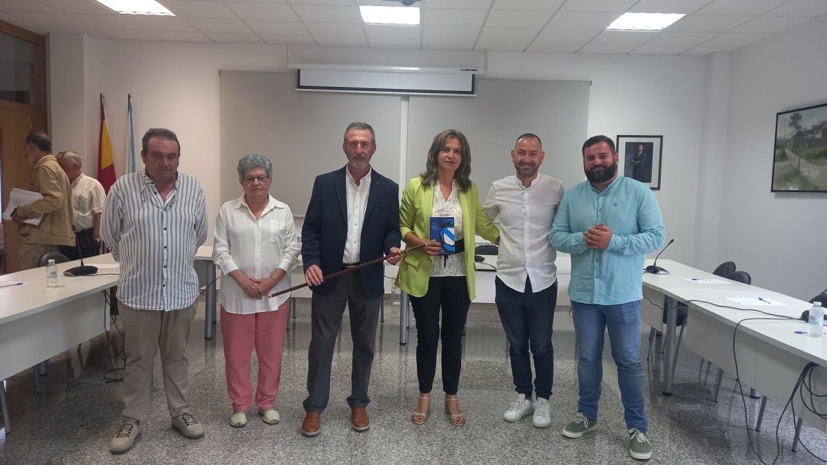 Xosé Manuel Fernández Abraldes levanta o bastón de mando