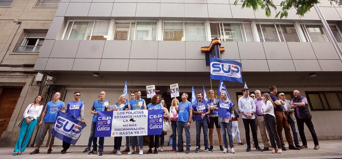 Concentración de los sindicatos CEP, SUP y JUPOL a las puertas de la Comisaría 